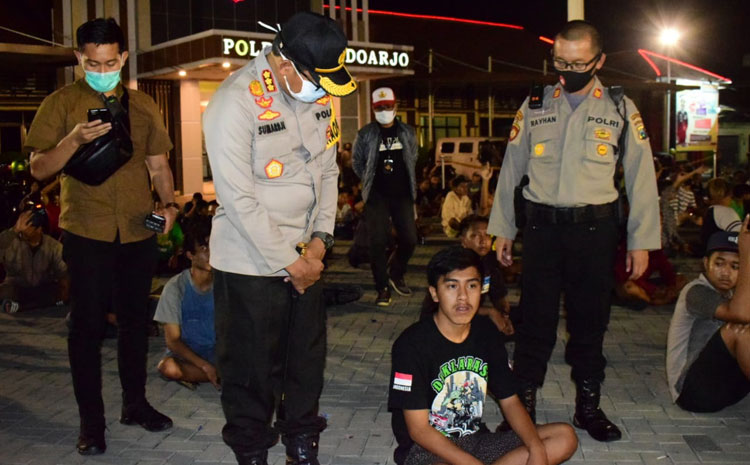 Kapolresta Sidoarjo Kombes Pol. Sumardji saat meminta keterangan salah satu pemuda yang terjaring razia balap liar.