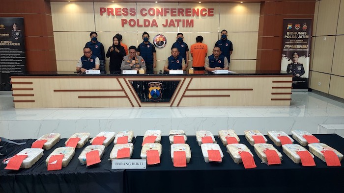 Konferensi pers Diresnarkoba Polda Jatim saat menunjukkan BB narkoba seberat 22 Kg