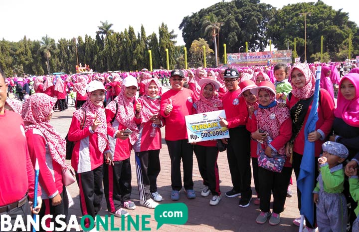 Wakil Bupati Tuban, Noor Nahar Husein foto bersama dengan guru PAUD dalam HUT Himpaudi ke-13 di Alun-alun.