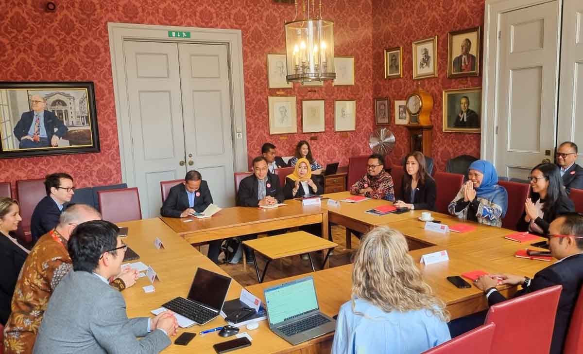 Gubernur Khofifah ketika melakukan kunjungan di King’s College University London.