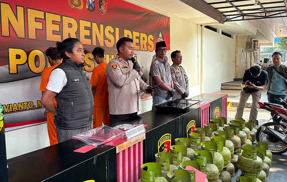 Kasatreskrim Polres Tuban, AKP Dimas Robin Alexander, saat memimpin rilis pers penangkapan dua pelaku pencurian.
