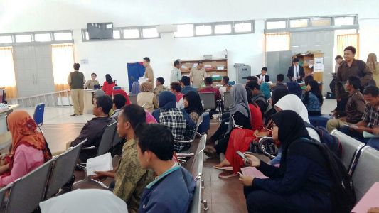 Para pemohon adminduk yang nampak membanjiri ruang tunggu Dispendukcapil.