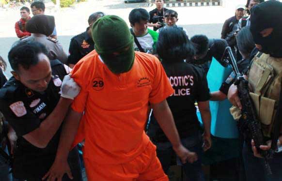 Mat Murai dipapah, karena terpincang-pincang saat jalan. foto: reprossn
