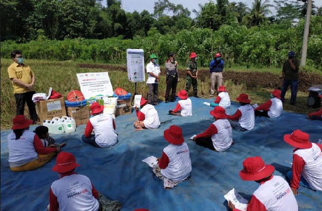 Dirut Petrokimia Gresik Rahmad Pribadi memberikan pengarahan kepada petani. foto: ist.