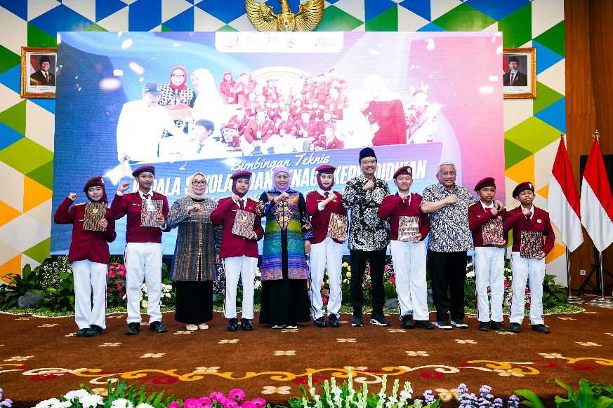 Mensos RI Saifullah Yusuf (Gus Ipul) saat menghadiri Bimtek Kepala Sekolah dan Tenaga Kependidikan Sekolah Rakyat se-Jawa Timur yang digelar di Balai Pengembangan Sumber Daya Manusia (BPSDM) Provinsi Jawa Timur, Jumat (16/1/2025).