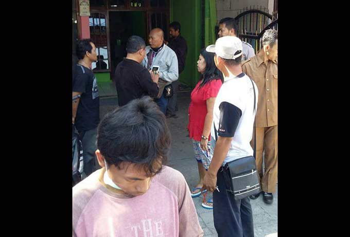 Warga Perum BP Wetan berkerumun di rumah korban. foto: SYUHUD/ BANGSAONLINE