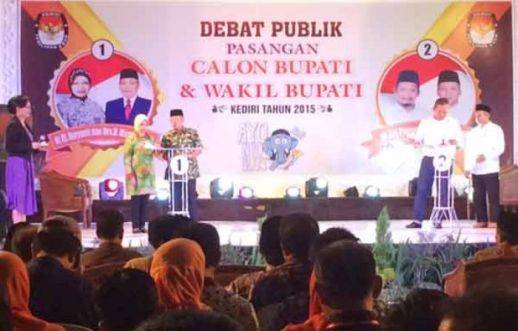 Suasana debat publik pasangan calon Bupati Kediri di Gedung Baghawanta Bhari Kabupaten Kediri. foto: arif kurniawan/BANGSAONLINE