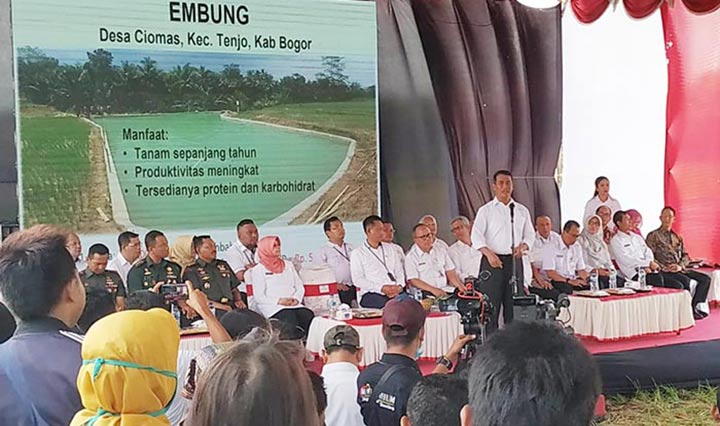 Menteri Pertanian RI Andi Amran Sulaiman saat mendemonstrasikan alat mesin pertanian canggih di hadapan para petani se-Kabupaten Kediri. foto: ARIF KURNIAWAN/ BANGSAONLINE