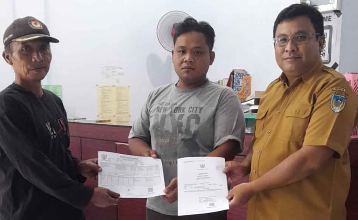 Masyarakat penerima dokumen adminduk di Kabupaten Kediri. Foto: Ist