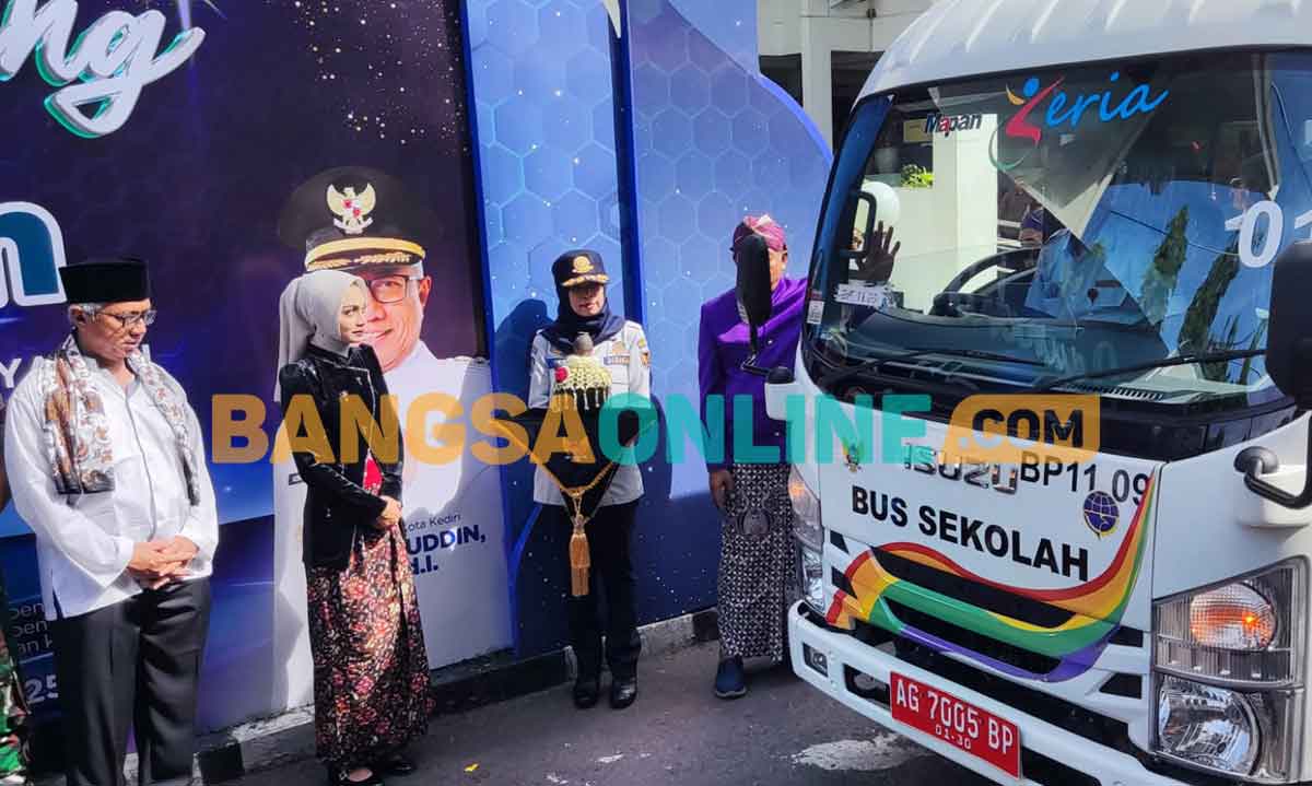 Wali Kota Kediri bersama wakilnya saat melaunching bus sekolah khusus disabilitas. Foto: MUJI HARJITA/BANGSAONLINE