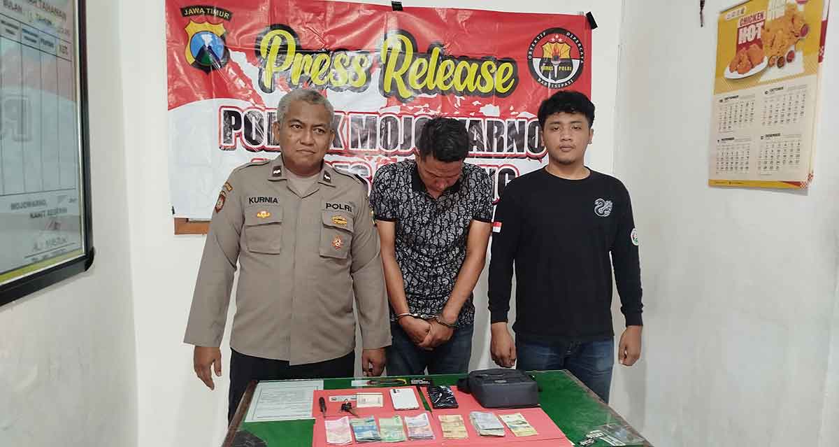 Pelaku dan barang bukti saat di Mapolsek Mojowarno.