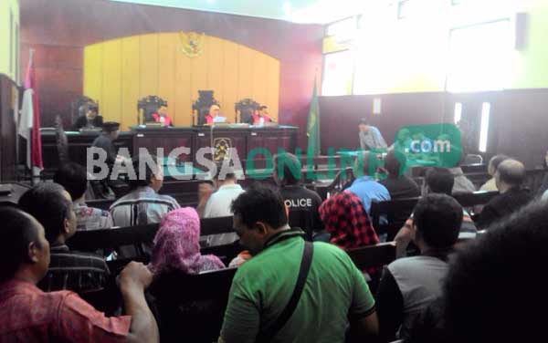 Masyarakat saat menyaksikan jalannya sidang gugatan ijazah palsu Cabup Kediri. foto: dendi martoni/ BANGSAONLINE