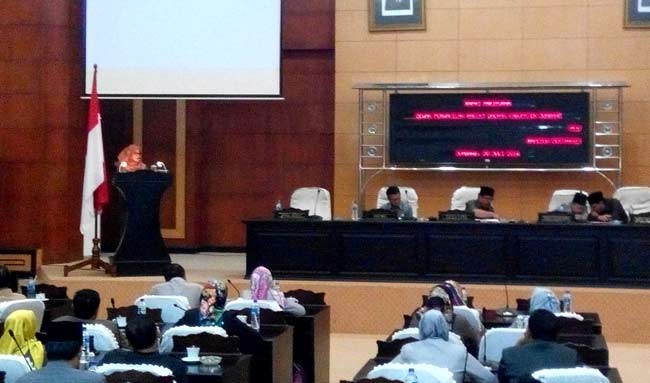 Fatimatuz Zahroh, Juru bicara F-PKB saat membacakan PU di ruang paripurna DPRD Jombang, Rabu (20/7). foto:  ROMZA/ BANGSAONLINE