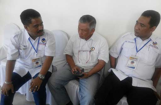 Ketua DPW NasDem Jatim Effendy Choirie (tengah) berbincang dengan Ketua NasDem Sidoarjo M Supriyadi (kiri) dan Sekretaris NasDem Sidoarjo Ali Masykuri (kanan), saat coffe break acara Sekolah Kader, di Hotel The Sun Sidoarjo, Minggu (25/4). foto: musta