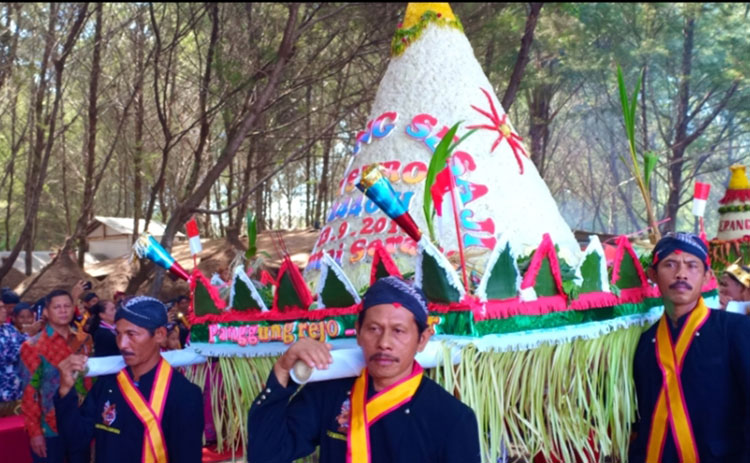 Tradisi larung sesaji di pantai selatan Kabupaten Blitar. (foto: ist)