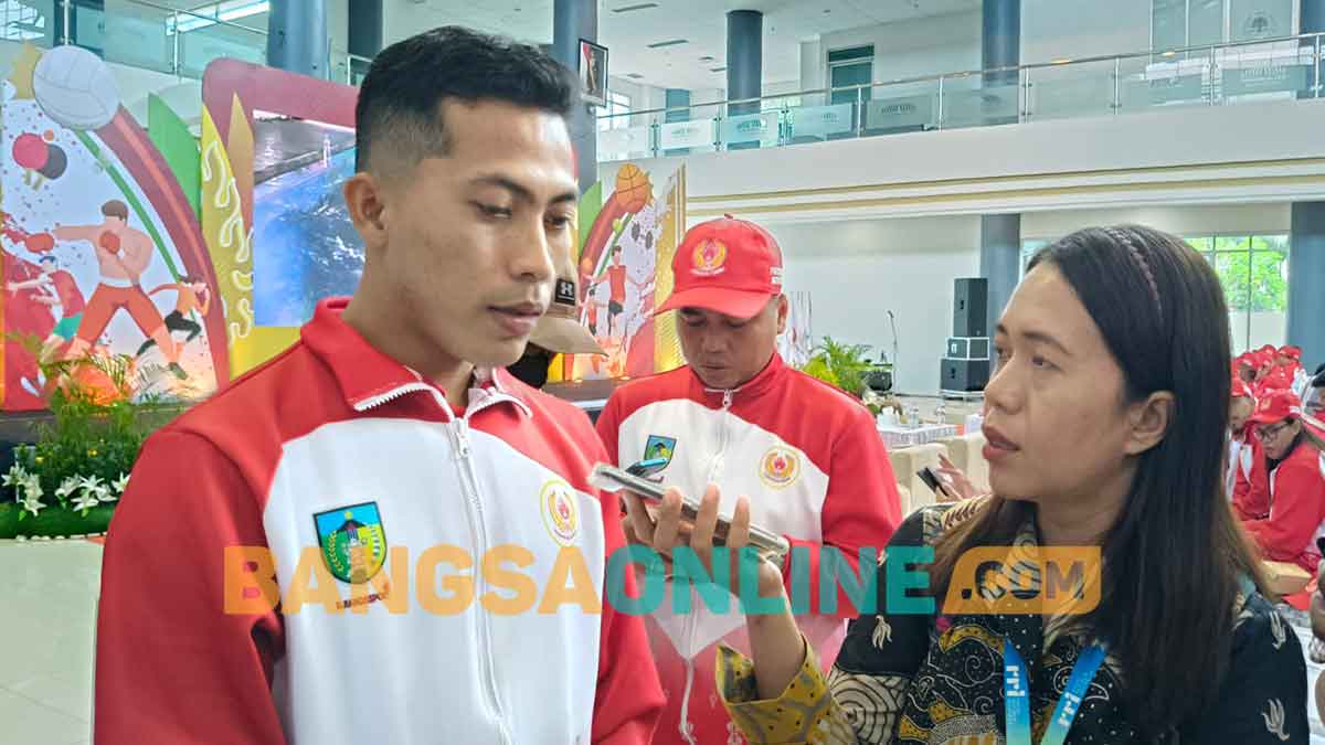 Ketua KONI Kabupaten Kediri, Hakim Rahmanysah, saat memberi keterangan kepada awak media. Foto: MUJI HARJITA/BANGSAONLINE