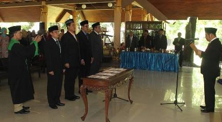 ?

LANTIK – Bupati Sidoarjo H Saiful Ilah saat melantik jajaran Direksi PDAM Delta Tirta 2015-2019 di Pendopo Delta Nugraha, Sidoarjo, Senin (30/12). foto: mustain/BangsaOnline
