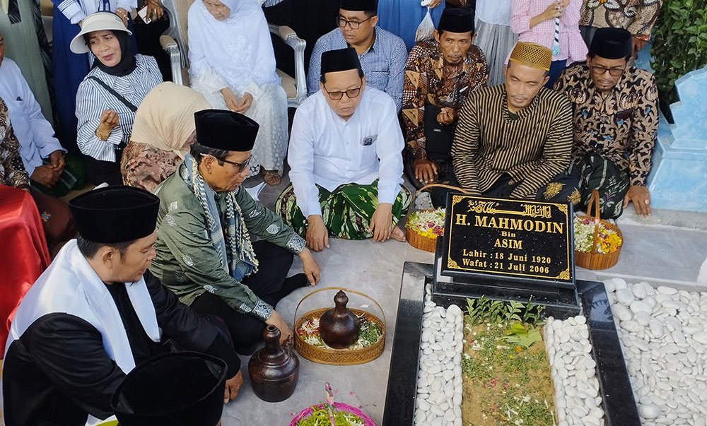 Mahfud MD beserta keluarga besar saat berziarah ke makam ayahanda di Pamekasan. 