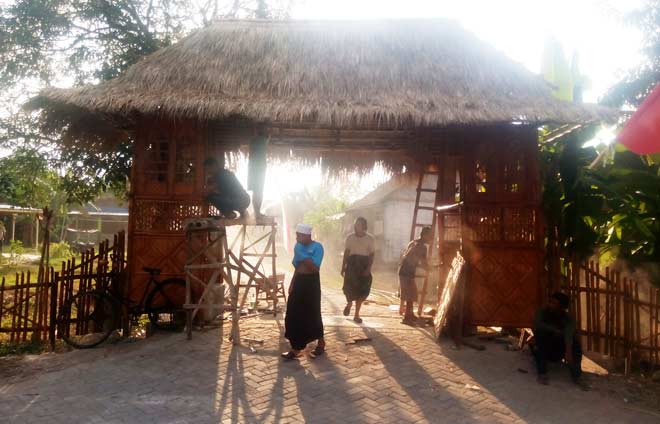 Salah satu gapura di salah satu dusun di Desa Temu, sedang dipercantik oleh warga. foto: EKY NURHADI/ BANGSAONLINE