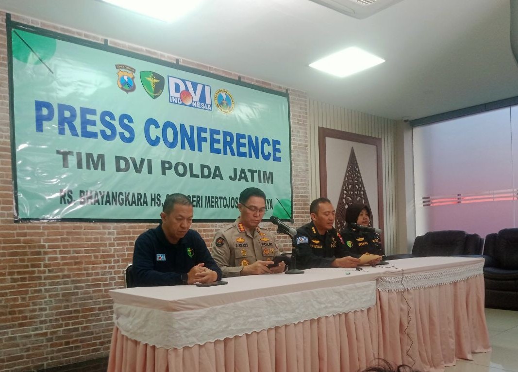 Konferensi pers DVI Polda Jatim terkait perkembangan identifikasi jenazah korban tragedi Ponpes Al Khoziny