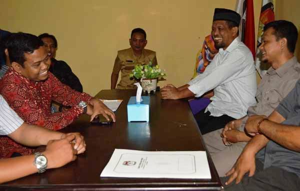 Shaleh SH MH (berbaju batik) saat mengembalikan formulir pendaftaran di KPU. Foto: hadi prayitno/BANGSAONLINE