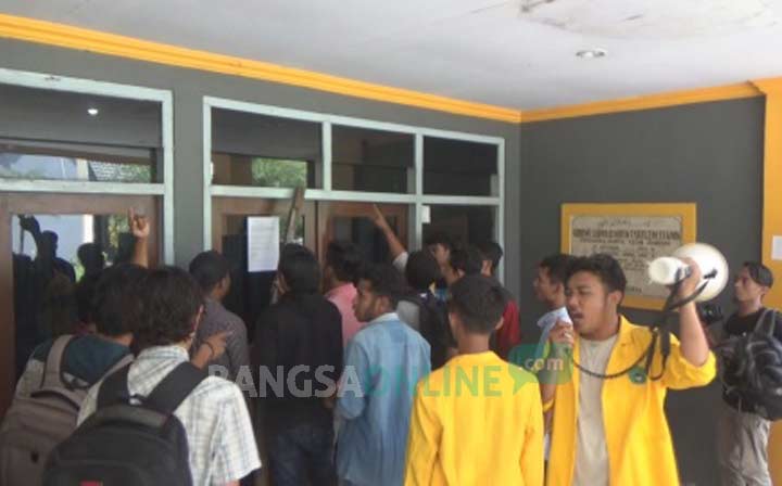 Mahasiswa saat berkeliling menyegel satu per satu ruang kelas dan fakultas.