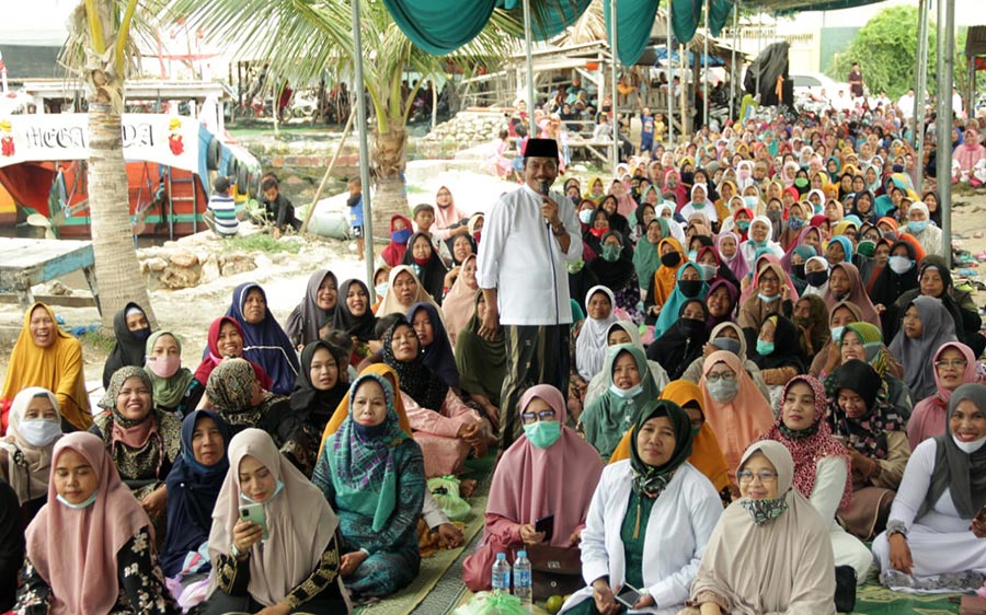 Qosim ketika memberikan ceramah maulid Nabi Muhammad SAW di Dusun Karangtumpuk, Desa Campurejo, Kecamatan Panceng. foto: ist.