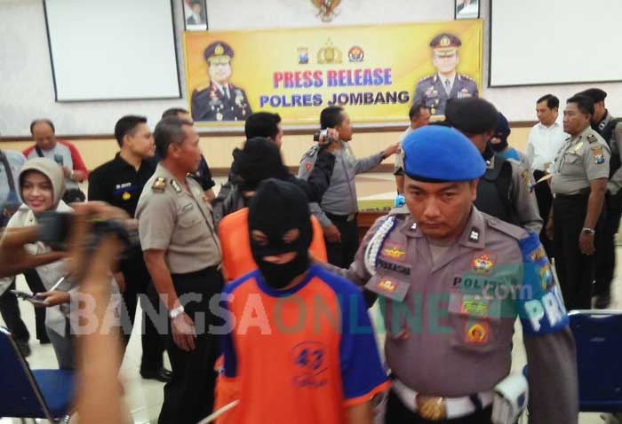 Tukul dan para tersangka lain saat dirilis Mapolres Jombang, Selasa (22/8/2017). foto: ROMZA/ BANGSAONLINE