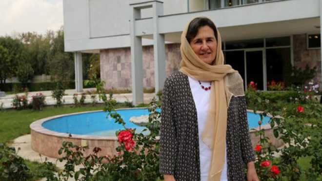 Rula Ghani di depan kediamannya. foto: repro bbc