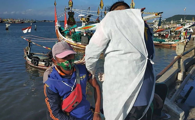 Polresta Banyuwangi menggelar vaksinasi door to door kepada para petani dan nelayan di wilayah pesisir Muncar. (foto: ist)