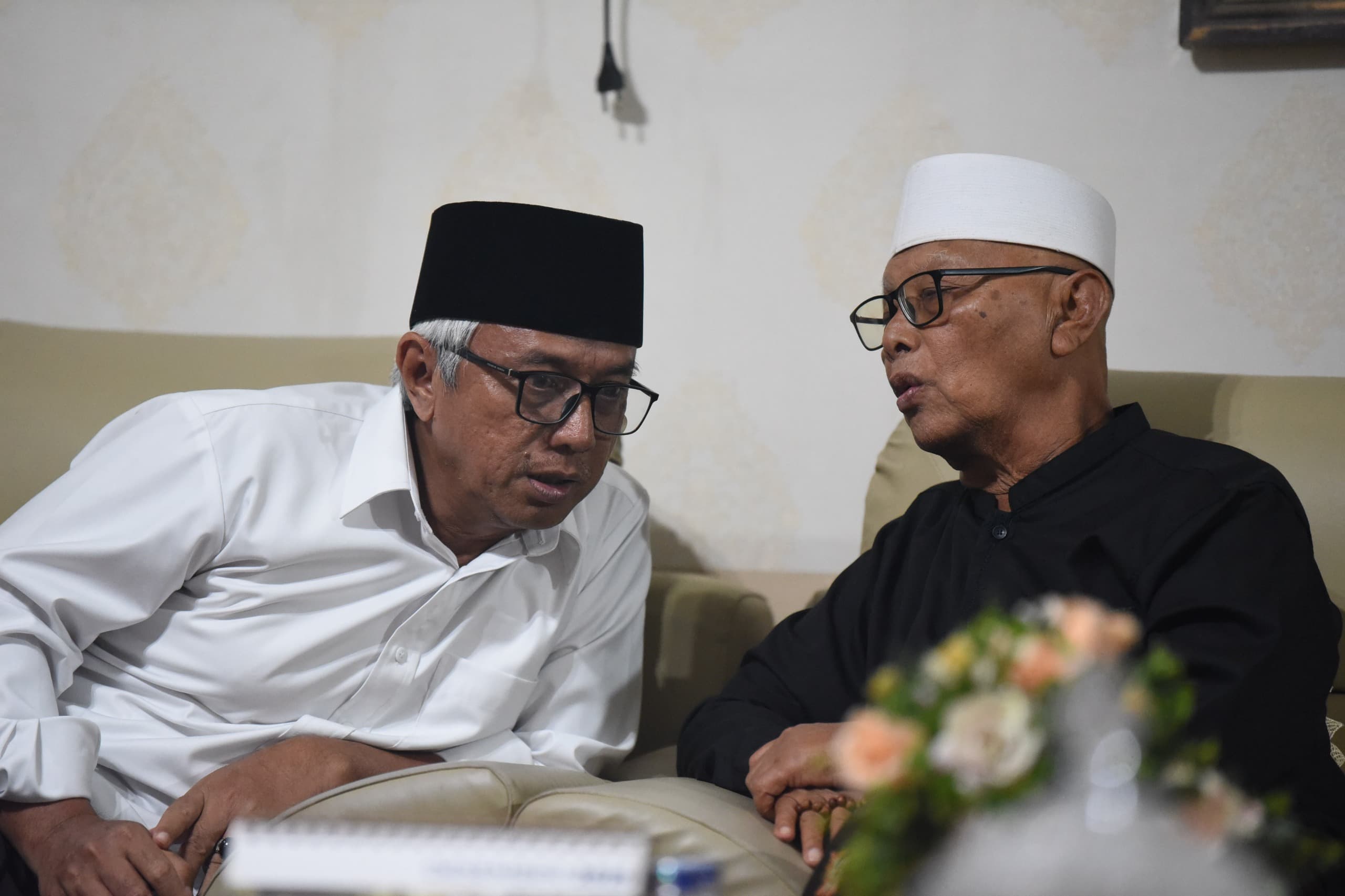 Gus Qowim (kiri) dan KH Anwar Iskandar, Pengasuh Ponpes Al-Amien, Ngasinan. (Ist).