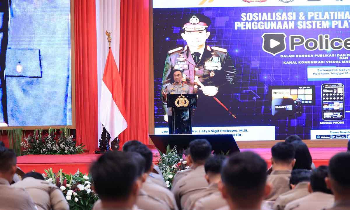 Kadiv Humas Polri saat memberi sambutan.