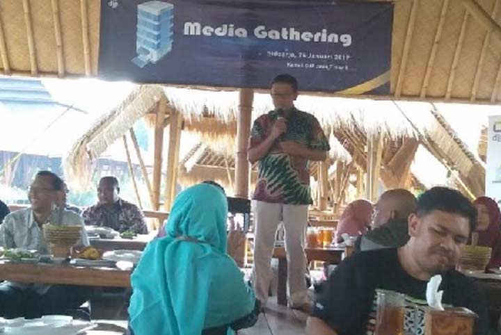 PAMIT: Neilmaldrin Noor memberikan kesan-kesannya kepada wartawan Sidoarjo saat media gathering, Jumat (25/1). foto: MUSTAIN/ BANGSAONLINE