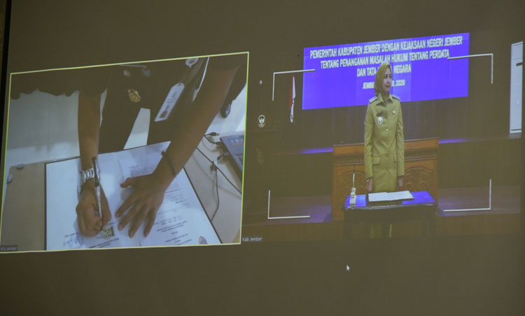 Bupati Faida saat sambutan penandatanganan nota kesepahaman pendampingan anggaran penanganan Covid-19 melalui teleconference dengan Kejari Jember.