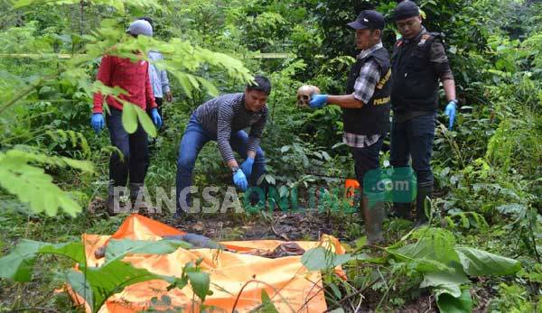 EVAKUASI: Petugas Polres Bojonegoro saat mengevakuasi tengkorak pelajar SMKN Dander. foto: eky nurhadi/ BANGSAONLINE