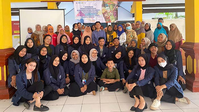 Mahasiswa KKN Universitas Bhinneka PGRI Tulungagung saat berada di Balai Desa Karanganom.