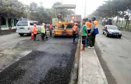 Proses perbaikan Jalan Raya Raci.