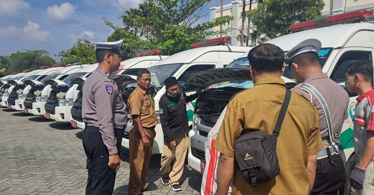 Petugas saat memeriksa ambulans dalam program Satu atau akronim dari Safety Ambulance Taat Undang-Undang di Kabupaten Pasuruan.