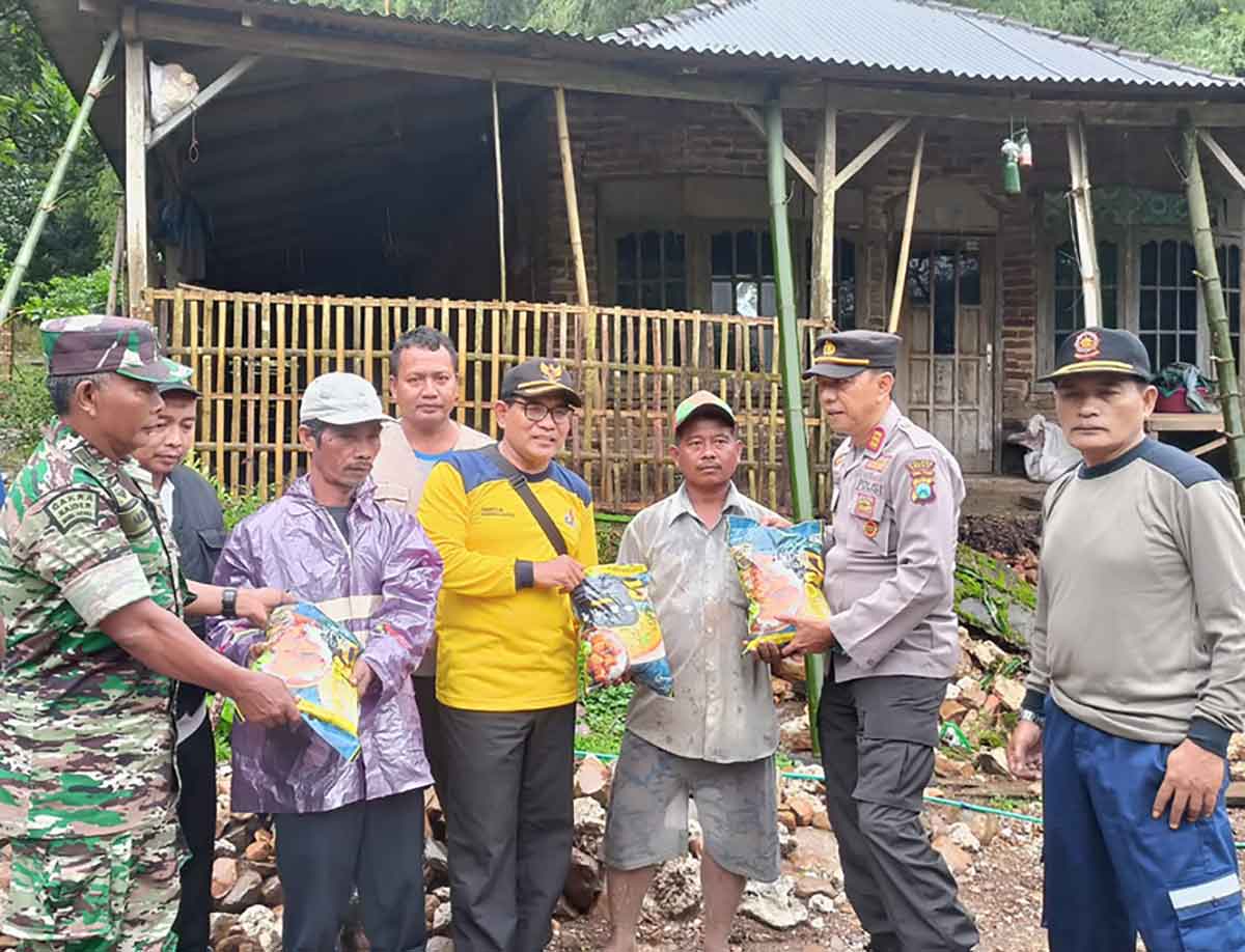  Kapolsek Sangkapura, AKP Sujai bersama Forkopimcam memberikan bantuan kepada korban tanah longsor. Foto: ist.
