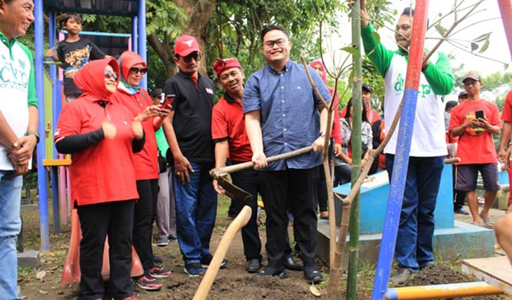 Hanindhito Himawan Pramana (pegang pacul), saat ikut aksi penghijauan, Minggu (9/2).