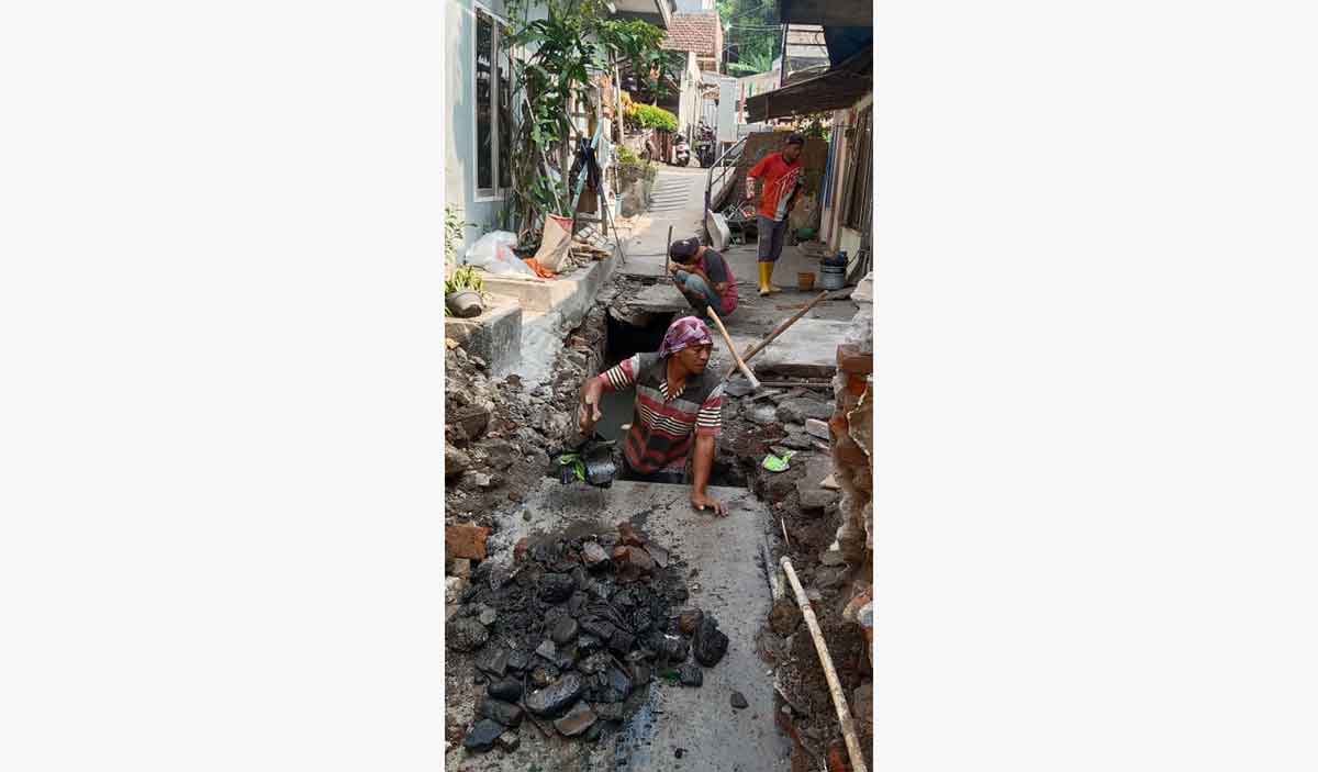 Warga RT 03/RW 01 Dusun Ngujung, Desa Pandanrejo, Kecamatan Bumiaji, Kota Batu, saat melakukan pembangunan drainase dengan memasang box culvert.