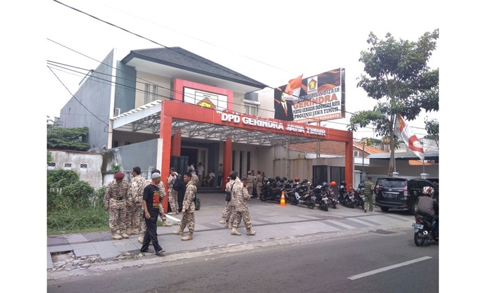 Massa Garda Merah Putih tampak berkumpul di depan kantor DPD Patai Gerindra Jatim. Foto : DIDI ROSADI/ BANGSAONLINE