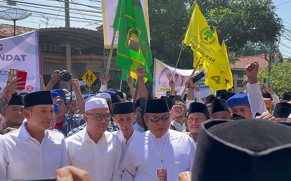 Pasangan KH. Muhammad Bin Muafi Zaini-Abdullah Hidayat saat tiba di kantor KPU Sampang.