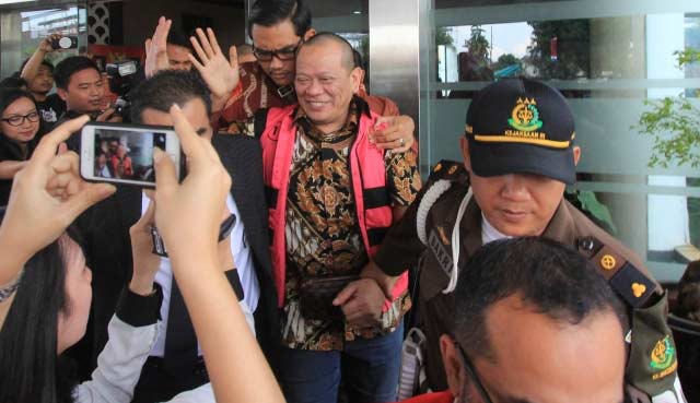 La Nyalla Bungkam Saat Diperiksa, Keluar dari Gedung Kejagung Kenakan Rompi Tahanan