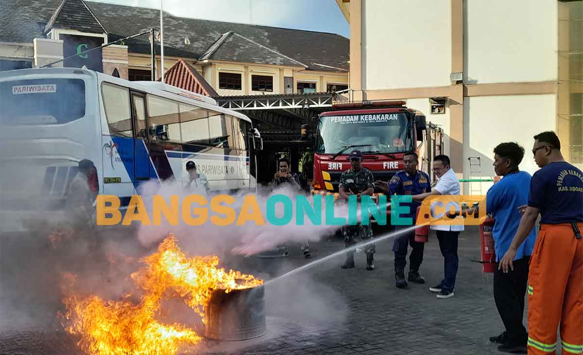 Simulasi penanganan kebakaran yang digelar Umaha Sidoarjo. Foto: MUSTAIN/BANGSAONLINE
