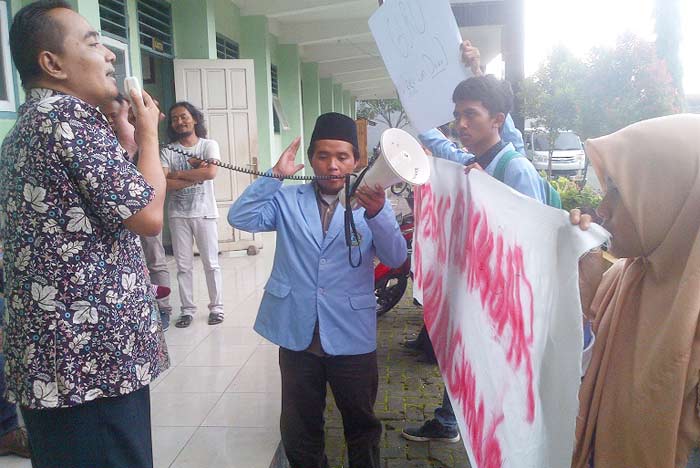 Demo mahasiswa di kampus STIT Raden Wijaya, Kota Mojokerto. foto: soffan/bangsaonline.com