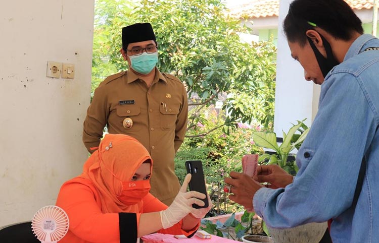 Plt. Wali Kota Pasuruan, Raharto Teno Prasetyo, S.T., (mengenakan masker hijau) turun langsung memantau penyaluran BST Tahap II.