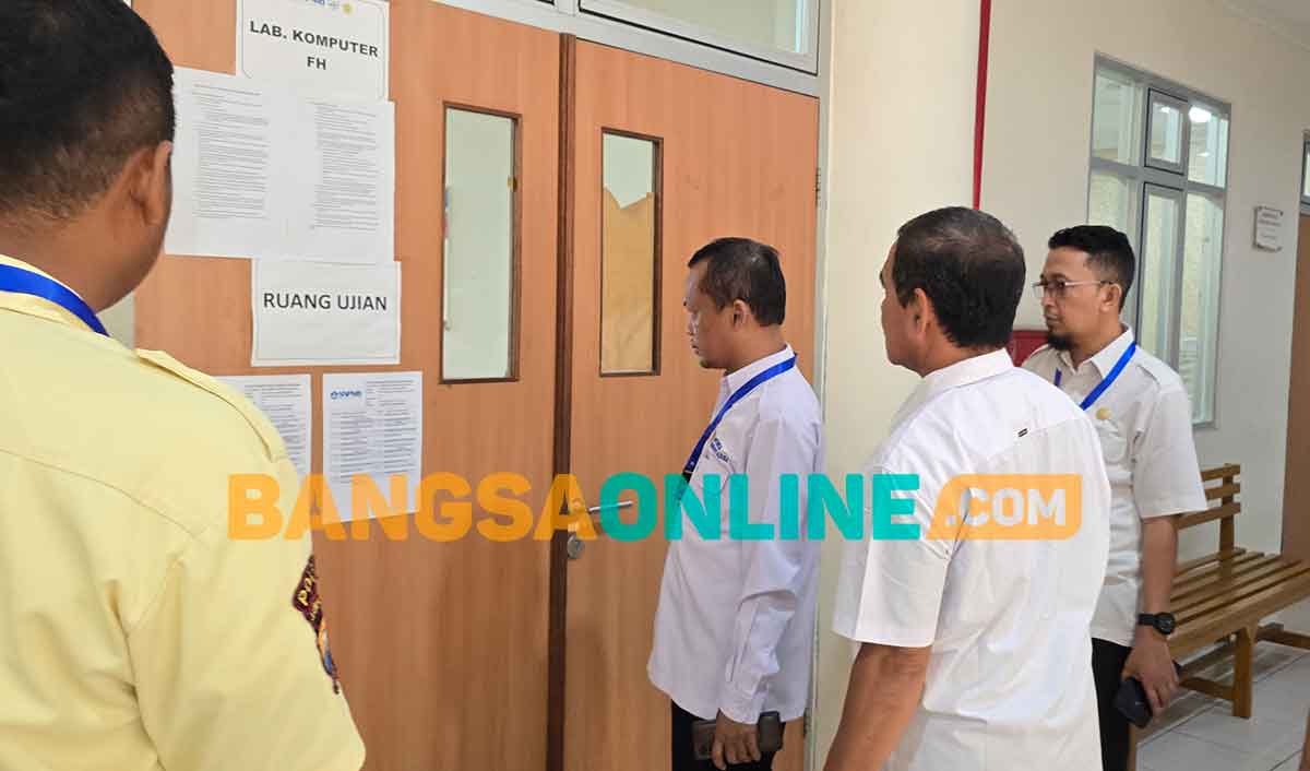 Rektor UTM saat meninjau ruang ujian. Foto: AHMAD FAUZI/BANGSAONLINE
