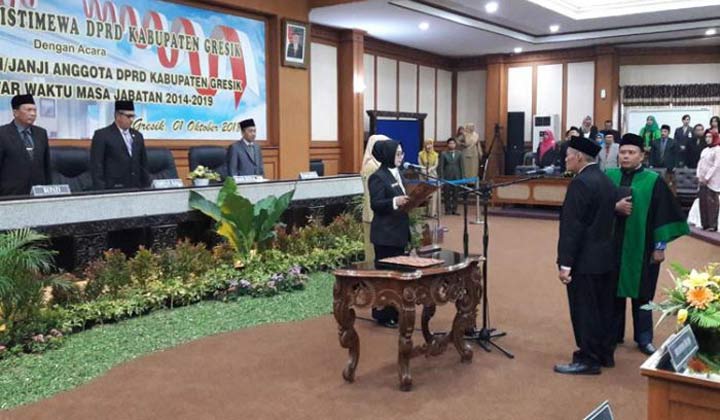 Nur Saidah saat memimpin sumpah jabatan dalam pelantikan Nasihan sebagai anggota DPRD Gresik, Oktober 2018 silam. foto: SYUHUD/ BANGSAONLINE