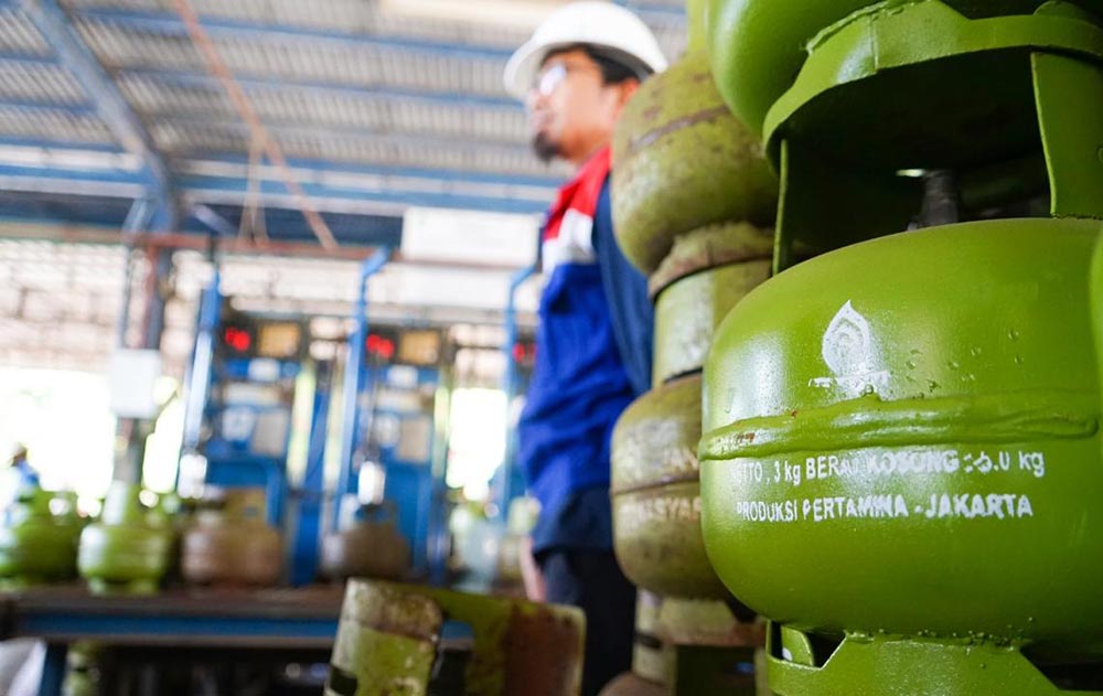 Pertamina Patra Niaga menyatakan cuaca buruk di alur pelayaran Jawa menjadi penyebab distribusi LPG terhambat.